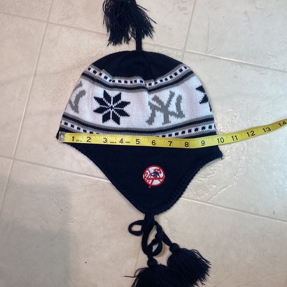 NY Yankees Winter Hat/Beanie Like NEW, PRISTINE! 🎄MLB Genuine Merchandise🔥🎄 - Picture 9 of 10